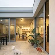 Kuchyň je menší, ale obsahuje vše potřebné. 