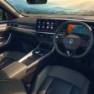 Kabina působí moderněji než v evropské Dacii Duster.