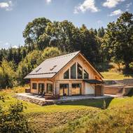 Děti mají na zahradě badminton, tenis i místo na hry. Rodiče věří, že je to naučí střídat městský život s odpočinkem v přírodě.