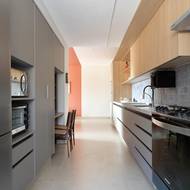 Pro kuchyň byly zvoleny spíše studené odstíny. Obývací místnosti mají naopak hřejivý charakter.