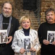 Sociolog a europoslanec Jan Keller 13. prosince 2015 pokřtil svojí novou knihu Odsouzeni k modernitě. Na snímku uprostřed Ilona Švihlíková, vlevo ilustrátor Boris Jirků.