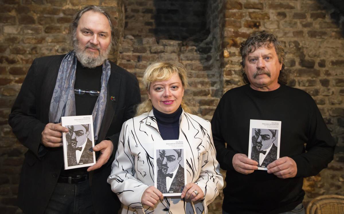 Sociolog a europoslanec Jan Keller 13. prosince 2015 pokřtil svojí novou knihu Odsouzeni k modernitě. Na snímku uprostřed Ilona Švihlíková, vlevo ilustrátor Boris Jirků.