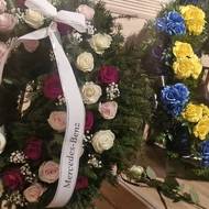 Rozloučit se přišlo bezmála tisíc lidí.