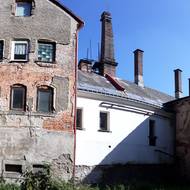 Areál zpustl, jen v jedné jeho části se stále vyrábělo sklo.