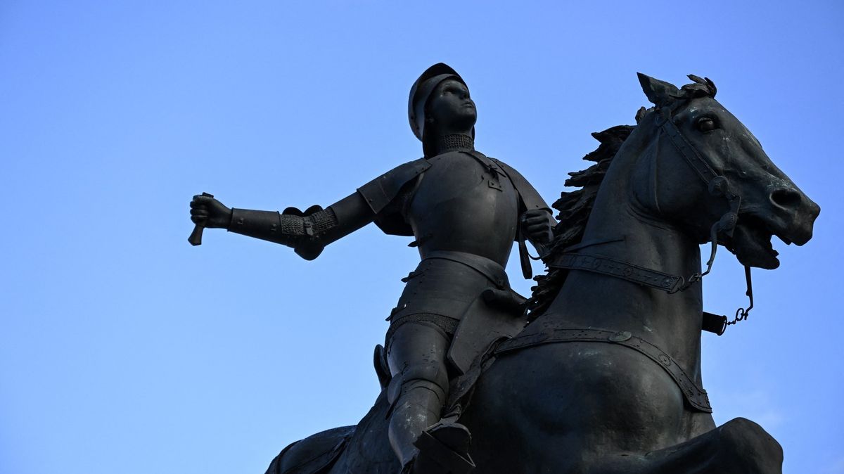 Vandal v Paříži zničil Johance z Arku meč