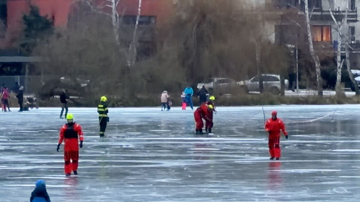 Na Kladensku se ledem na rybníce propadli tři mladíci