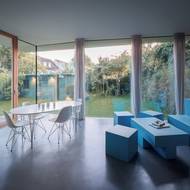 Obývací prostor je zařízený střídmě.