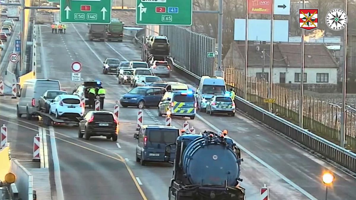 Policie žasne. Bezmála 30 řidičů na dálnici u Brna hromadně objelo hrazení a skončilo na stavbě