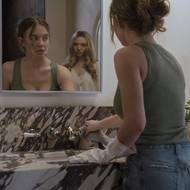 Millie (Sydney Sweeneyová, v zrcadle vlevo) svědomitě plní každý vrtoch své labilní šéfky Niny (Amanda Seyfriedová).