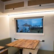 Teplo uvnitř zajišťují také kvalitní okna. Rychtařík doporučuje ta určená přímo pro obytné vozy. 