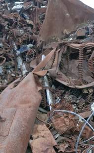 Hromady zničené munice vyvezené od vybuchlých muničních skladů