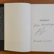 Podpis manželky Julie Navalné v knize o jejím manželovi