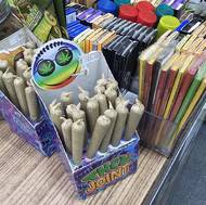 Jedna z krabiček jointů ve večerce na Rašínově nábřeží v Praze 2 poblíž Vyšehradu