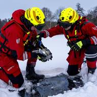 Ledová kostka se nejlíp vyřezává motorovou pilou. Hasiči jdou na led v overalech pro případ, že by se propadli.