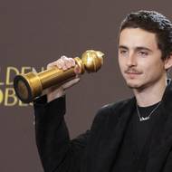 Timothée Chalamet získal cenu v kategorii pro nejlepšího herce ve filmové komedii/muzikálu za titulní roli ve snímku Velký Marty.