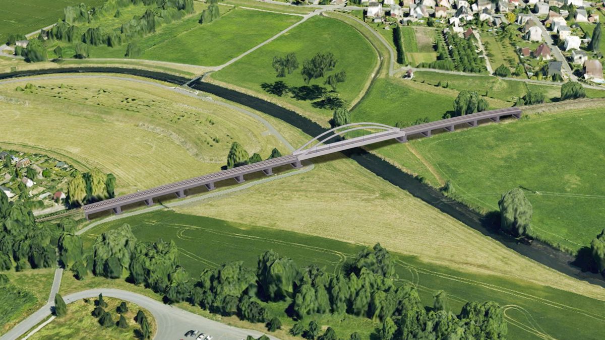 Železnice na Prajzské po povodních stále stojí, vlaky se na ni vrátí až koncem roku 2027