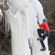 Na skalním masivu ve Víru na Žďársku využívají horolezci ledovou stěnu s cestami dlouhými až 25 metrů. 