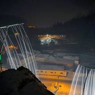 Slávek Matuška během mrazivého týdne vytvořil na vírských skálách umělý ledopád. Voda stříká z ramen umístěných na vrcholu masivu. 