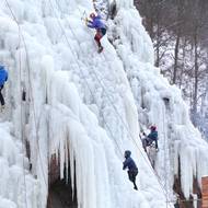 Po výkonu se horolezci zahřívají a občerstvují v útulné chatě Krabička přímo pod ledopádem. 