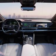 Dominantou palubní desky jsou tři displeje o úhlopříčce 12,3 palce.