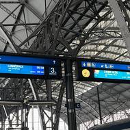 Vlaky nabraly zpoždění kvůli sněhu a ledovce. Takhle to v úterý ráno vypadalo na pražském hlavním nádraží  