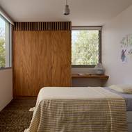 Ložnici vládnou zemité tóny. 