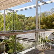 V horním patře je možné relaxovat na menší terase.