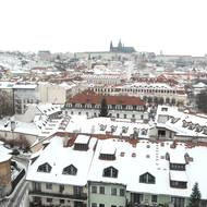 Na velké části pražských střech sníh dále leží. Za bezpečnost okolo nemovitostí přitom ručí sami majitelé. 