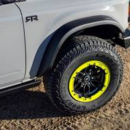 Podběhy vyplňují 33" terénní pneumatiky a nechybí ani vylepšení podvozku.