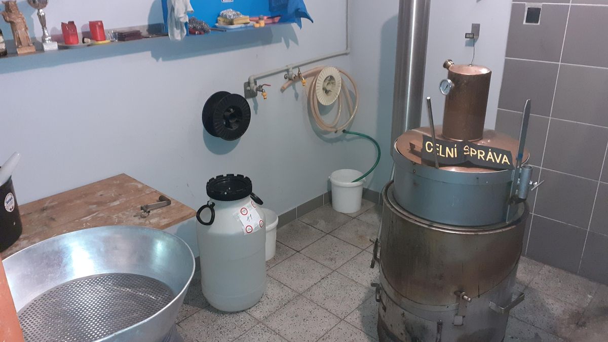 Celníci na Uherskobrodsku zabavili nelegální pálenici i se slivovicí a kvasem