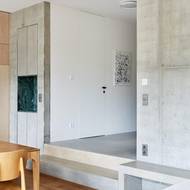 Dřevěné prvky jsou zjemňujícím protipólem přiznaných betonových ploch.