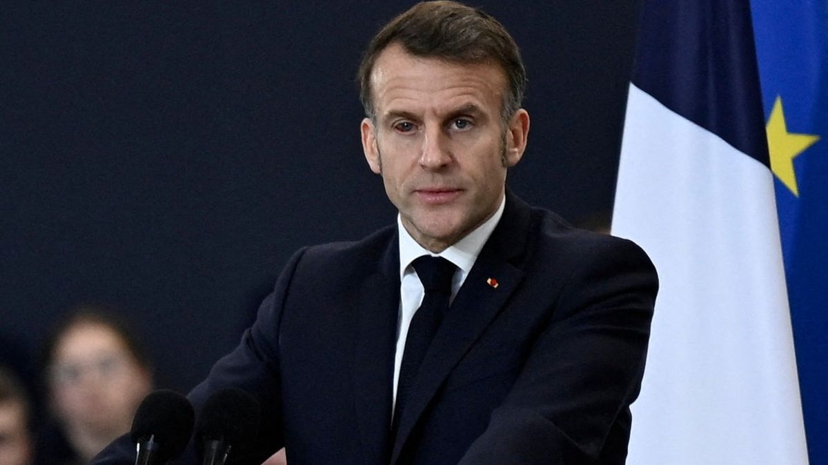 Macron před vojáky předstoupil s krví podlitým okem