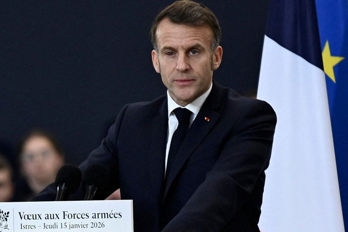 Macron před vojáky předstoupil s krví podlitým okem