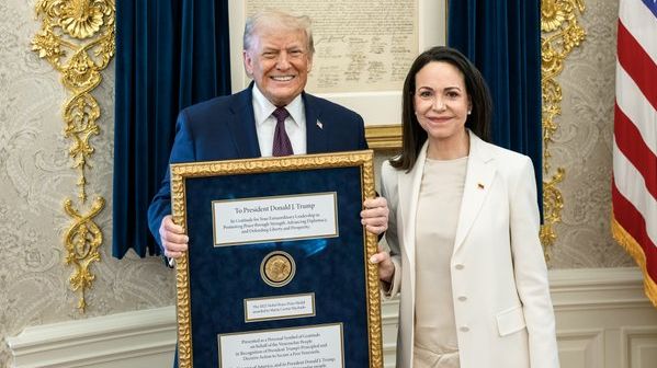 Děkuji, María! Nadšený Trump si od venezuelské opoziční vůdkyně vzal její Nobelovu cenu