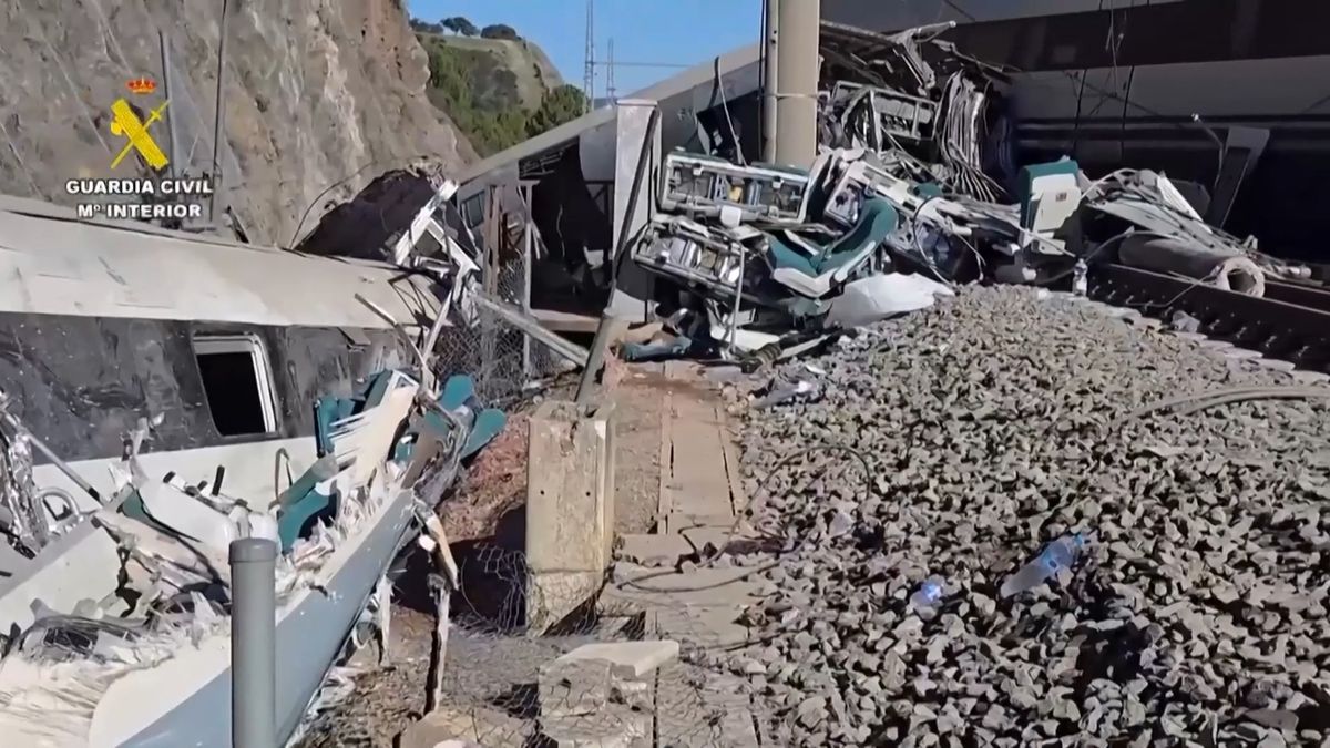 Španělská policie zveřejnila šokující záběry z trosek nabouraných vlaků