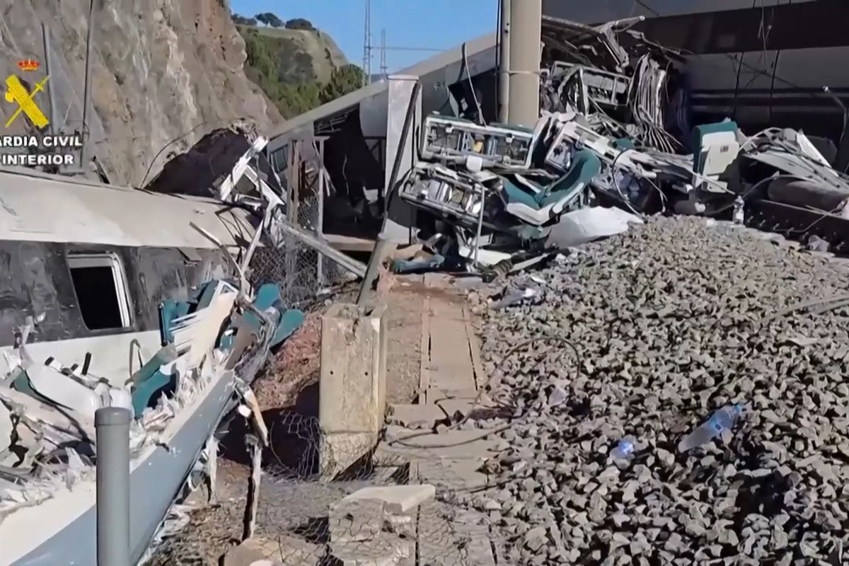 Španělská policie zveřejnila šokující záběry z trosek nabouraných vlaků