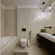 Do prostorné koupelny se vešla dvě umyvadla a vana.