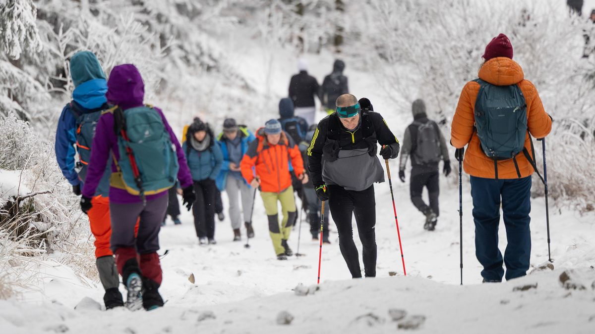Na Lysou horu na Silvestra vyšly tisíce lidí, opilci opět zaměstnali horskou službu