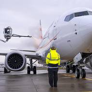 Při druhém postřiku se na letadlo stříká trošku jiná kapalina, je hustější, takže vydrží déle. 