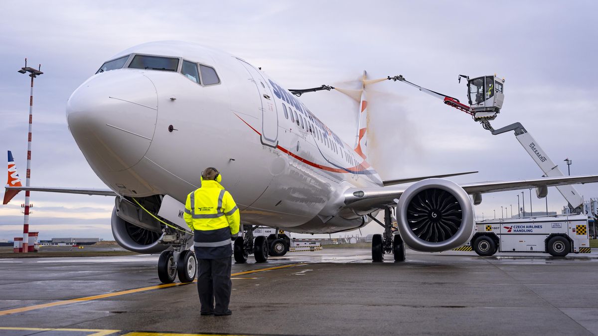 FOTO: Aby z letadel nebyl kámen. Ledu je zbaví speciální chemie