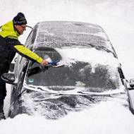 Sněžení a mrazivé počasí na horách neustalo, takže na cestu od sjezdovky bylo potřeba škrábat a hrabat.