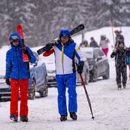 Spoustě lidí to ale na sjezdovku trvalo déle. Parkoviště byla rychle obsazená.