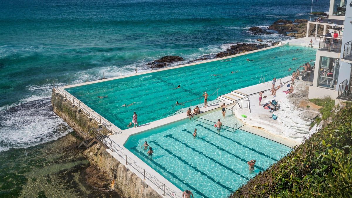 Žena v Sydney si neodepřela chytrý telefon ani při plavání v bazénu. Svědek natáčel