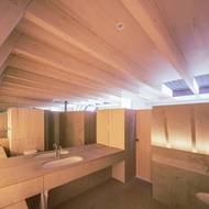 Koupelna je zařízena minimalisticky. 