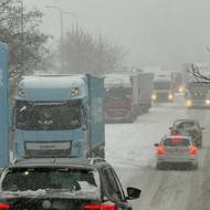 Kamiony v Hostivici u Prahy blokují dopravu