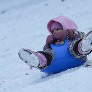 Soustředěný výraz závodníka, který právě nekontroluje řízení.