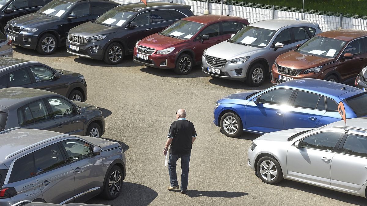 Ojetin na silnicích přibylo. V průměru lidé kupovali téměř 11 let staré vozy