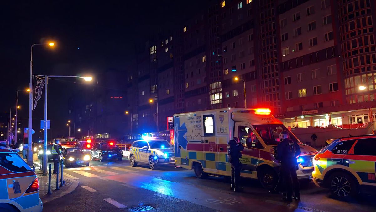 Tramvaj v Praze srazila dvanáctiletou dívku. Měla na uších sluchátka