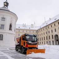 Na druhém nádvoří sněžný pluh odstraňuje sníh.