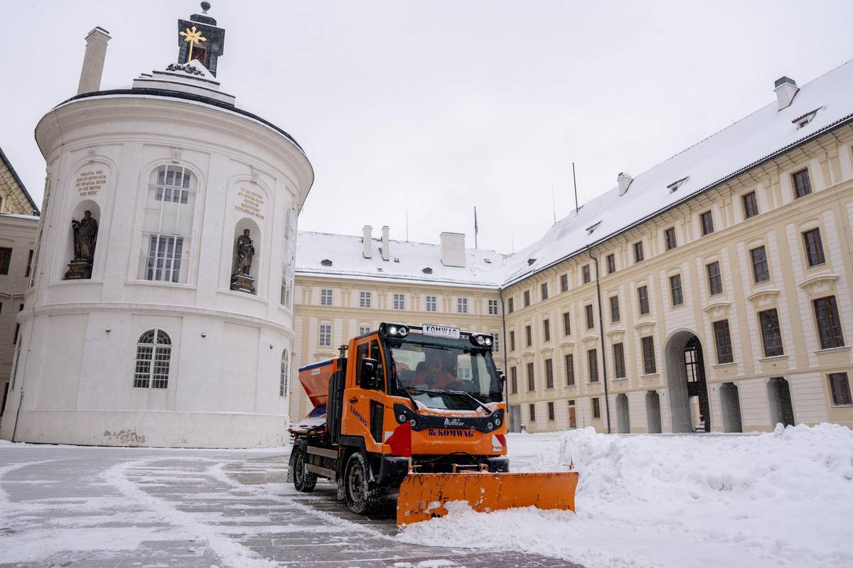Na druhém nádvoří sněžný pluh odstraňuje sníh.